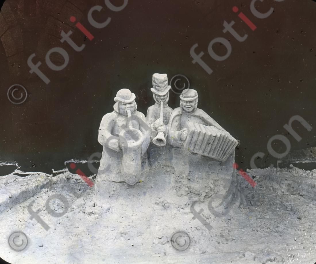 Musikanten als Schneefiguren I Musicians as snow figures (foticon-simon-168-033.jpg)